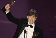 Cillian Murphy ze statuetką Oscara