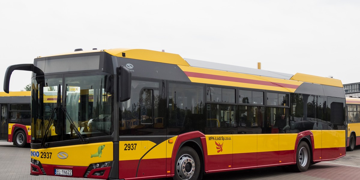 Stojący na wiadukcie tramwaj i autobus ostrzelano z wiatrówki.