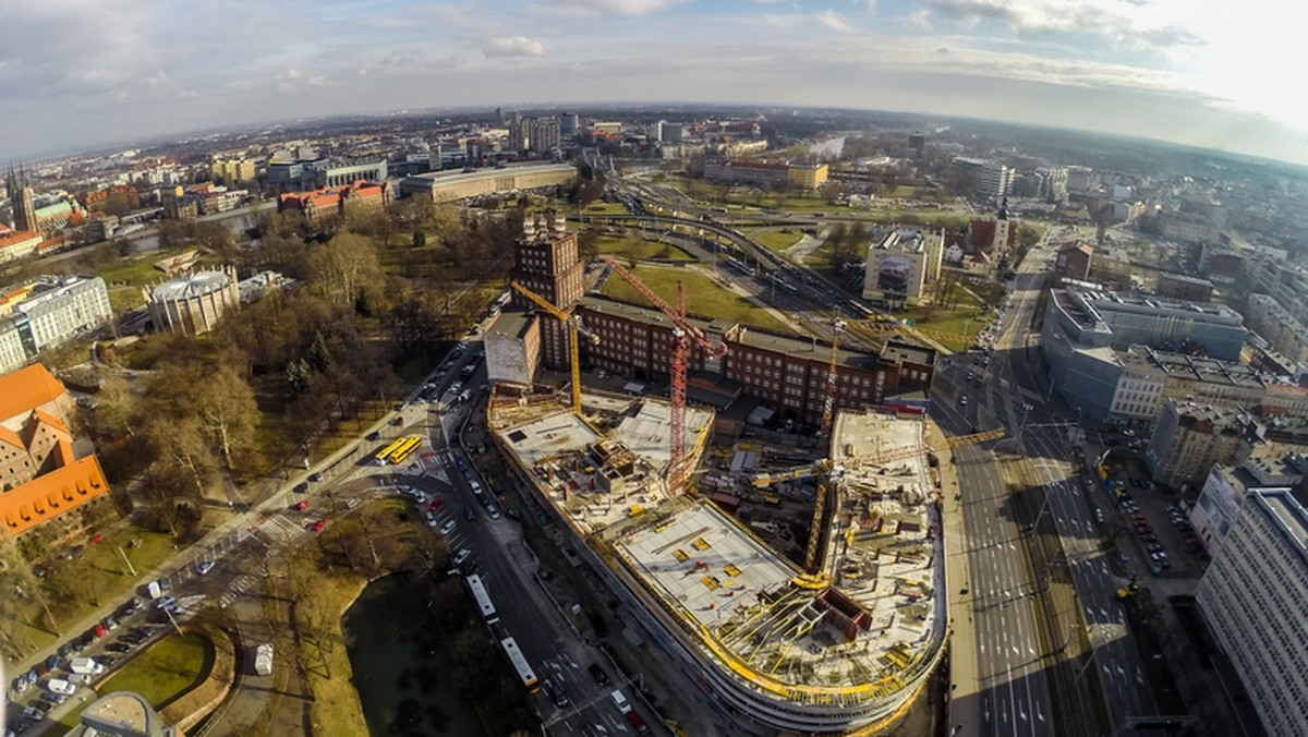Budynek OVO Wrocław, w którym znajdzie się między innymi pięciogwiazdkowy hotel Hilton, luksusowe apartamenty, biura i lokale usługowe – robi się coraz bardziej widoczny. Inwestycja ma być gotowa w przyszłym roku.