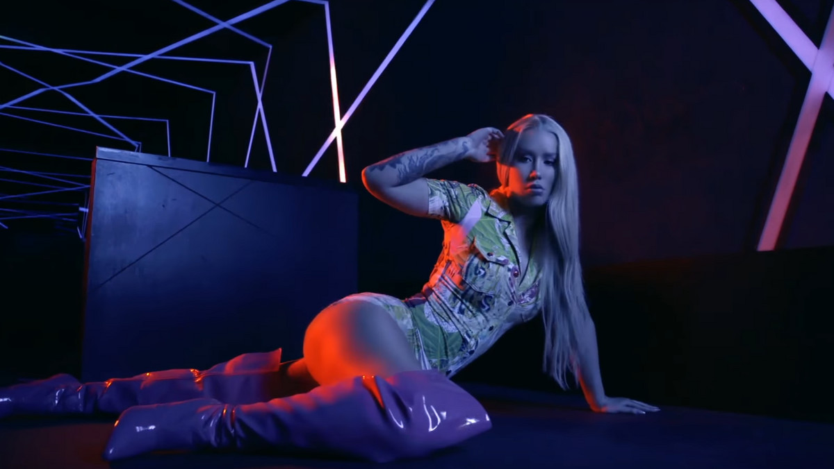 Iggy Azalea "Mo Bounce"