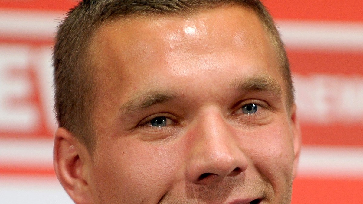 Lukas Podolski nie mógł narzekać na brak ofert po degradacji FC Koeln do drugiej Bundesligi, ale nie żałuje swojej decyzji o przenosinach do Arsenalu Londyn. Reprezentant Niemiec jeszcze przed otwarciem okienka transferowego podpisał umowę z Kanonierami, którzy zapłacili za niego prawie 11 milionów funtów.