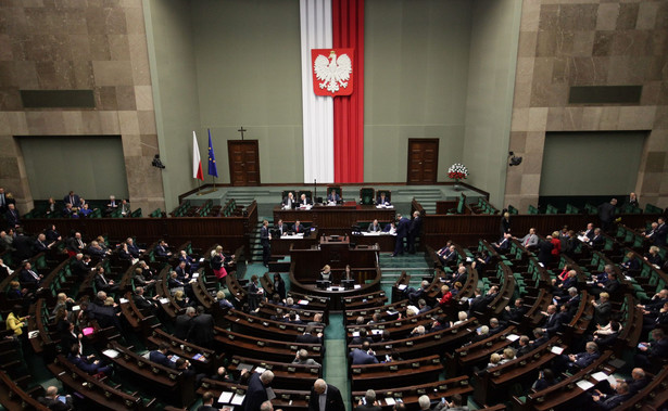 PiS zwiększa przewagę nad konkurencją. Nowoczesna ostro w dół. NOWY SONDAŻ