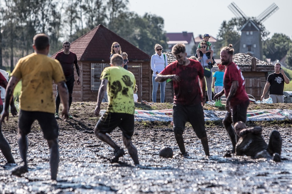 Błotna Liga Mistrzów nad zalewem w Korycinie, woj. podlaskie