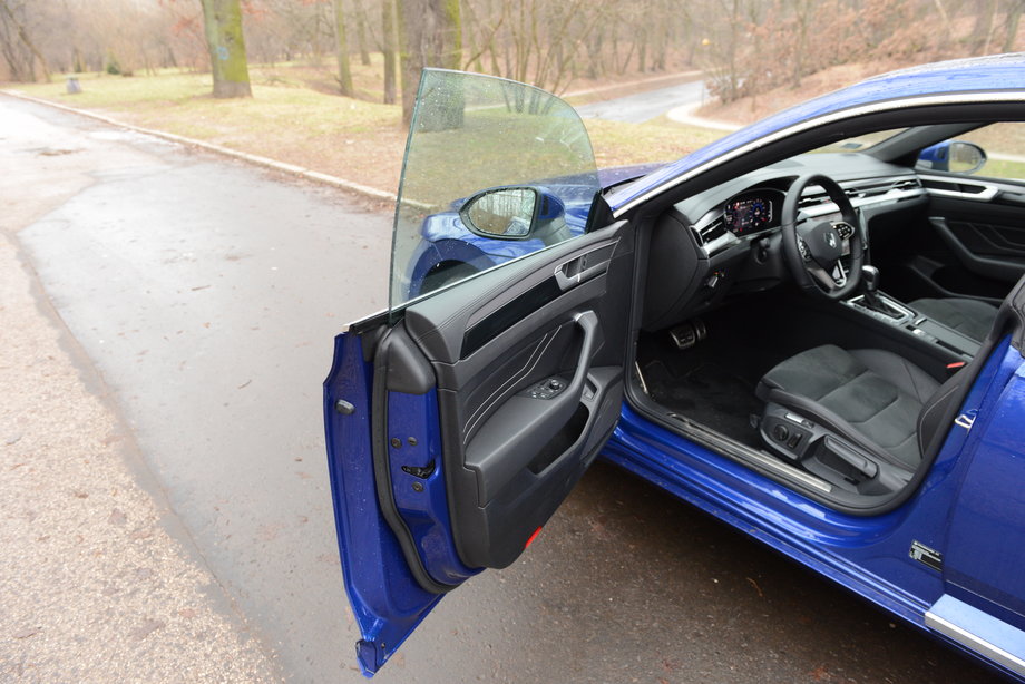 Volkswagen Arteon eHybrid ma bezramkowe drzwi. To rozwiązanie, jakie kojarzymy ze sportowymi samochodami.