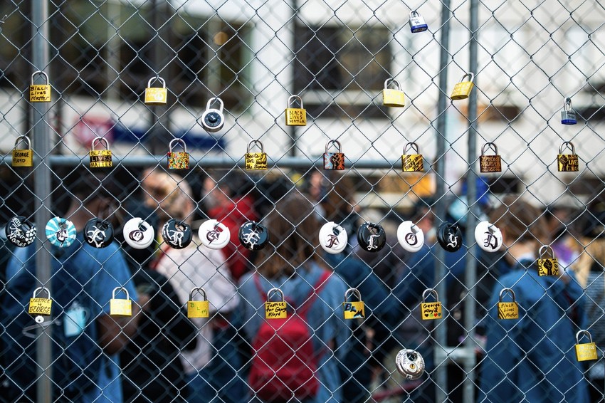 Protesti u Mineapolisu prvog dana suđenja - imena žrtava policije na katancima