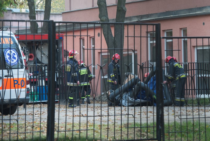 Wojewódzki Specjalistyczny Szpital im. Biegańskiego w Łodzi to jedyna w regionie placówka przystosowana do leczenia pacjentów z najcięższymi chorobami zakaźnymi w warunkach izolacji. Szpital został zabezpieczony przez oddziały prewencji KWP w Łodzi, przyjechały też dekontaminacyjne wozy strażackie. Więcej Pierwszy przypadek eboli w Polsce? Pacjent z objawami w szpitalu w Łodzi. Sęk w tym, że jest pijany...