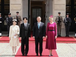 Drobiazg demolujący stylizację. Bardzo niefascynujący fascynator na głowie Agaty Dudy. FOTO