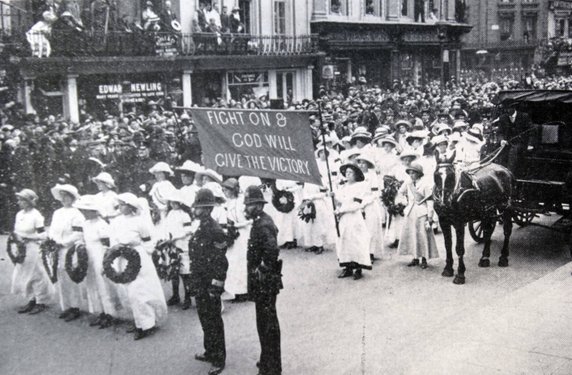 Parada sufrażystek po pogrzebie Emily Davison, aktywistki, która rzuciła się pod konia króla Jerzego V w Tattenham Corner i zmarła w wyniku poniesionych obrażeń w 1913 r.