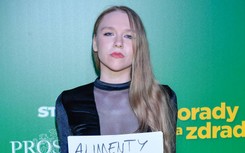 Maja Staśko z kartką 'Alimenty to nie prezenty'. Wśród zaproszonych na premierę był Antek Królikowski