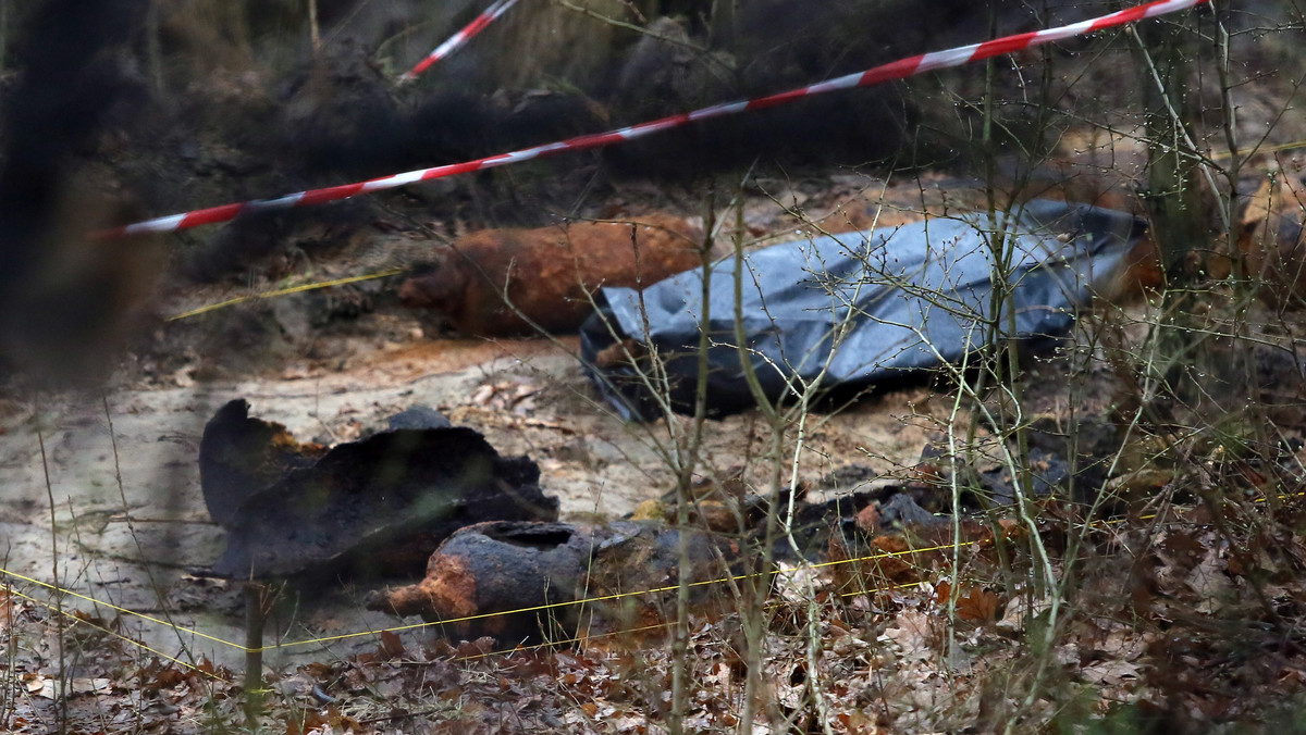 WARSZAWA FORT CHRZANÓW ZNALEZISKO ARCHEOLOGICZNE (butle na gaz bojowy)