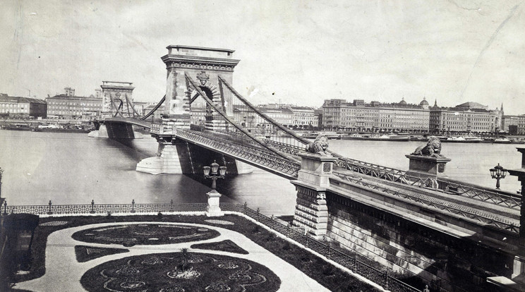 1900 Széchenyi Lánchíd a budai hídfőtől nézve. A felvétel 1873-1880 között készült./Fotó: Fortepan  Budapest Főváros Levéltára  Klösz György fényképei