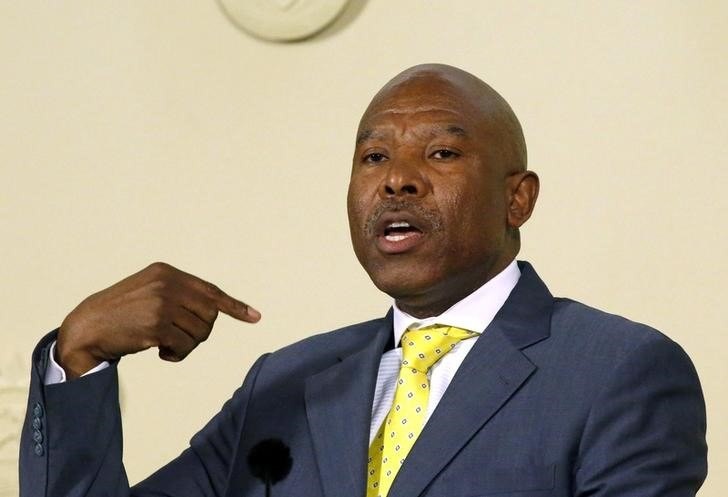 Governador do Banco de Reserva da África do Sul (SARB), Lesetja Kganyago, gesticula durante coletiva de imprensa em Pretória, 6 de outubro de 2014. REUTERS/Siphiwe Sibeko