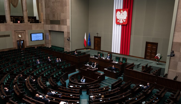 Zaskakujący sondaż parlamentarny. Konfederacja rośnie w siłę i wdziera się na podium