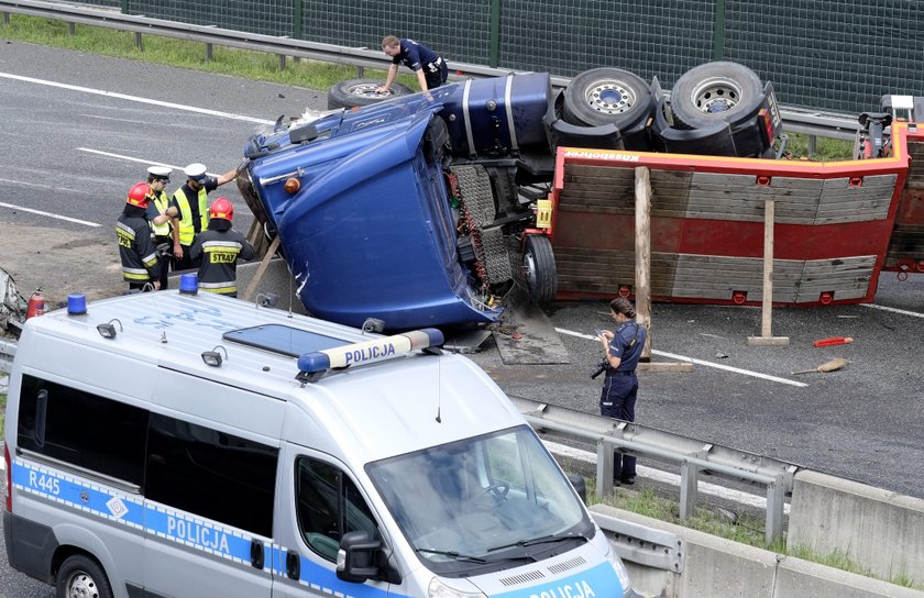 Ciężarówka wywróciła się na autostradzie