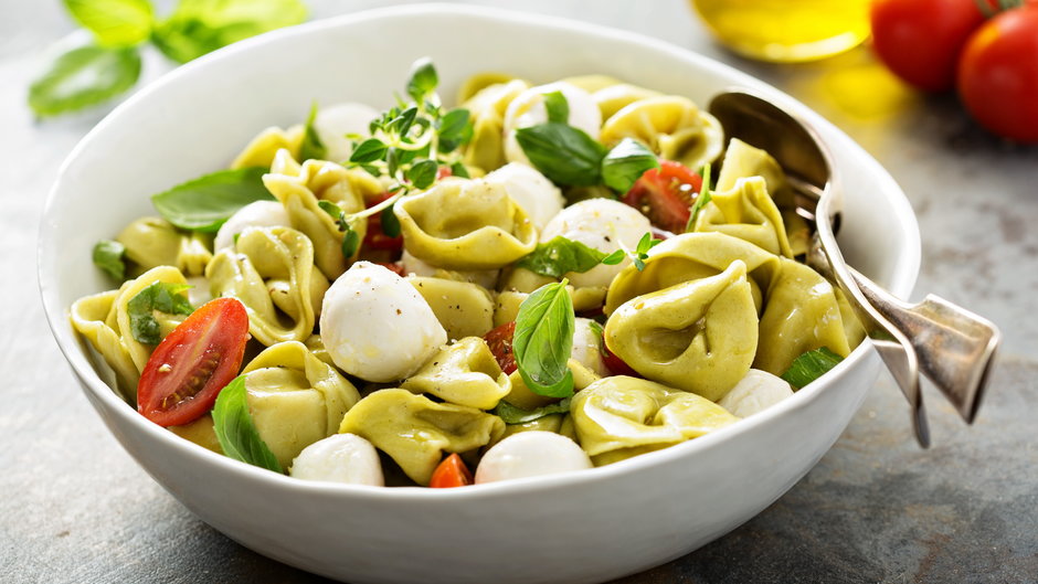 Sałatka z tortellini - fahrwasser/stock.adobe.com