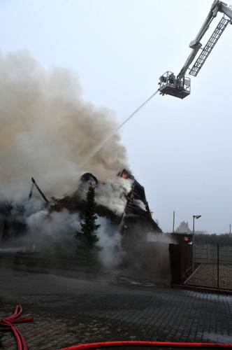 Dogaszanie pożaru w Szczecinie. Spłonęła restauracja 'Chałupa'