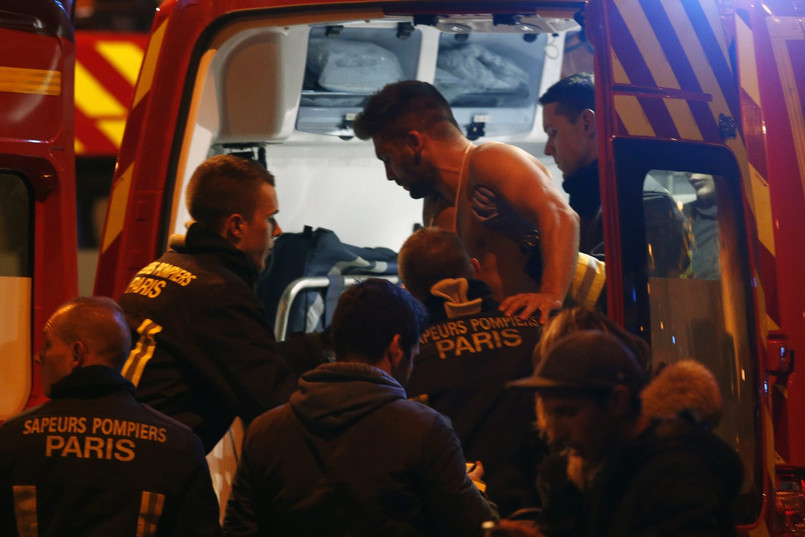 Późnym wieczorem w Paryżu doszło do serii strzelanin, a w pobliżu Stade de France, gdzie odbywał się mecz piłkarski, słychać było dwie silne eksplozje.