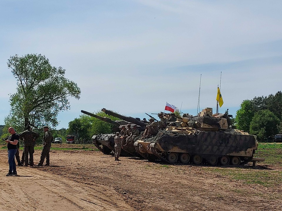 Desant oraz forsowanie przeszkody wodnej - rzeki Narew w ramach ćwiczeń DefenderEurope 22 w okolicach miejscowości Nowogród k. Łomży