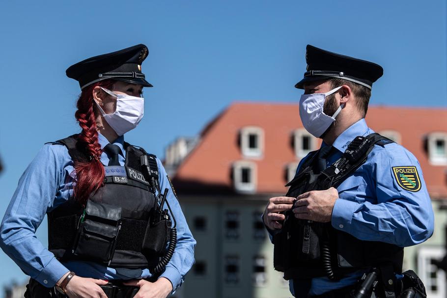 Niemieccy policjanci w maskach antywirusowych, Drezno, 20.04.2020