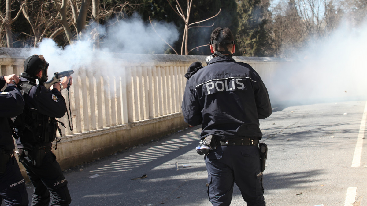 W Stambule zatrzymano uzbrojonego mężczyznę, który rzucił granatem w policjantów przed osmańskim pałacem Dolmabahce w Stambule, gdzie mieszczą się m.in. biura islamistycznego prezydenta Recepa Tayyipa Erdogana - podały media.