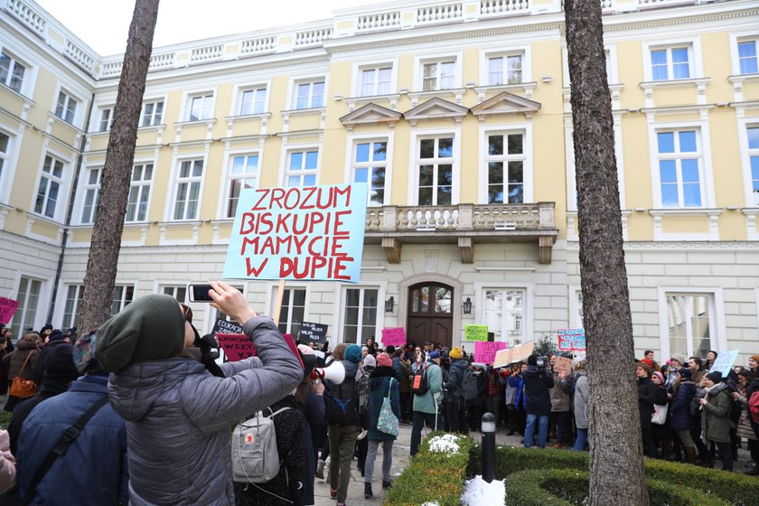 Ostry protest przed pałacem arcybiskupów. Policja musiała użyć siły