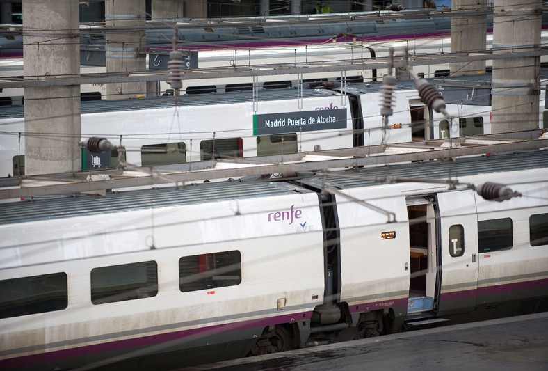 Pociągi szybkich kolei AVE hiszpańskiej sieci kolejowej RENFE na stacji Madryt-Atocha. Fot. Bloomberg.