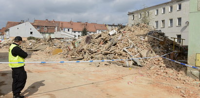 Pocisk moździerzowy w gruzach zawalonej kamienicy