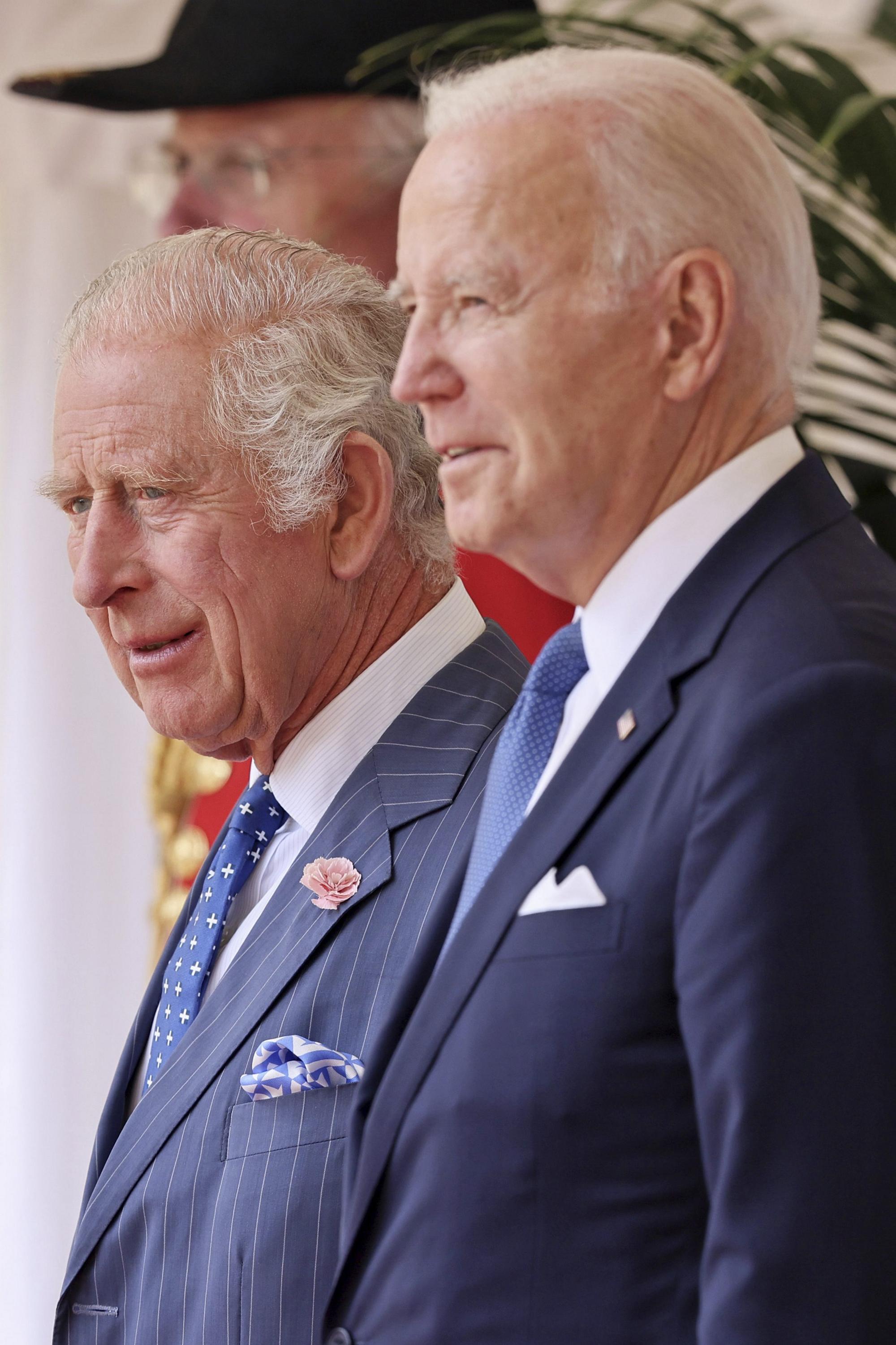 Britský kráľ Karol III. a americký prezident Joe Biden.