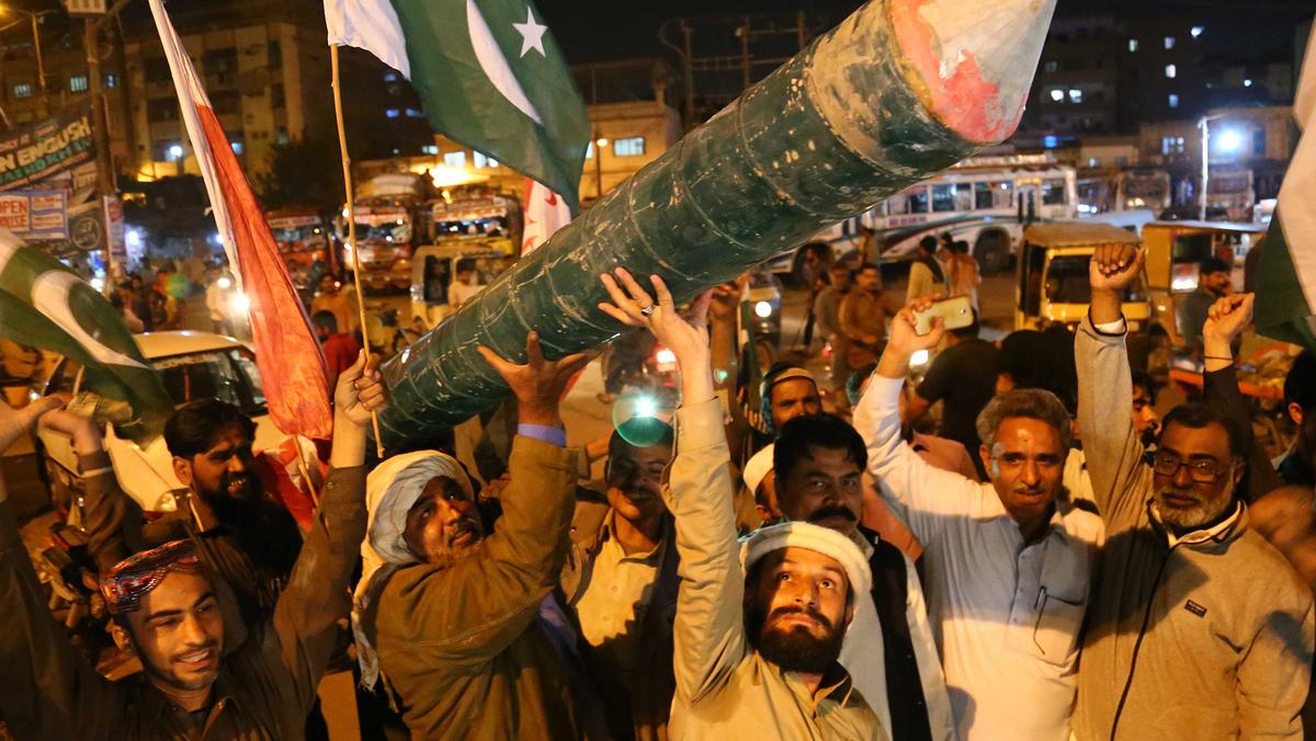 Pakistańczycy cieszą sie z zestrzelania Indyjskich samolotów 