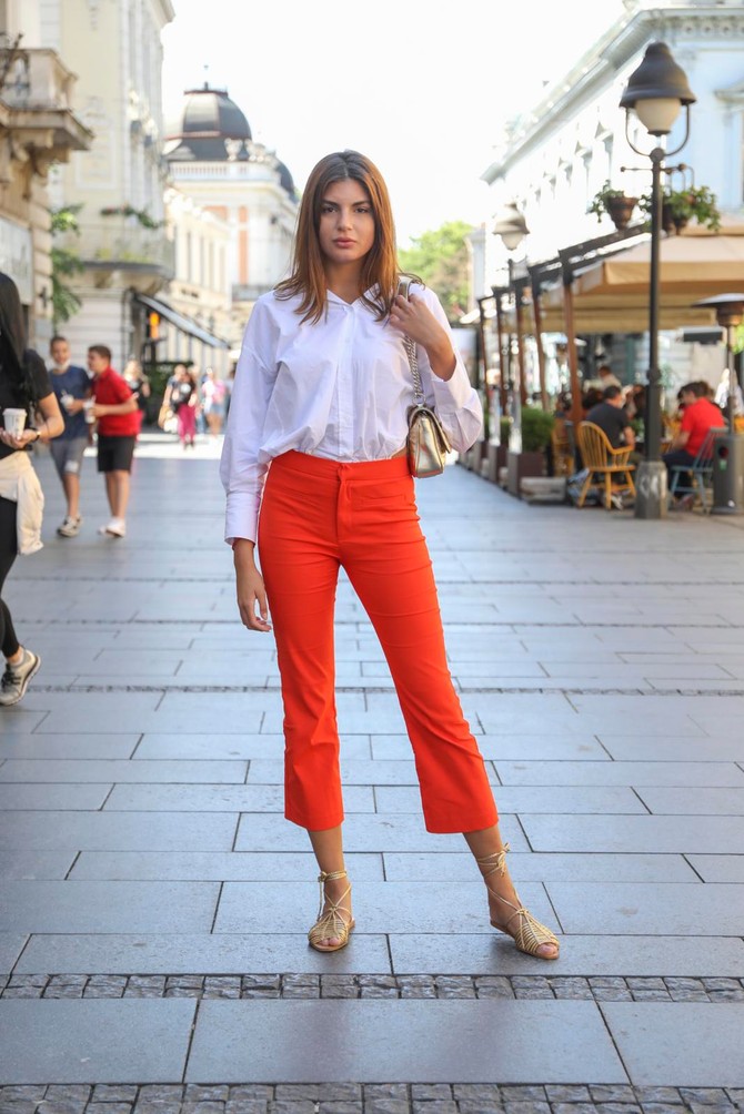 Bela košulja, crvene pantalone, zlatne sandale