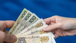 Pieniądze dla dziecka: Ile razy można dać bez podatku? Jest jeden kluczowy warunek przy darowiznach