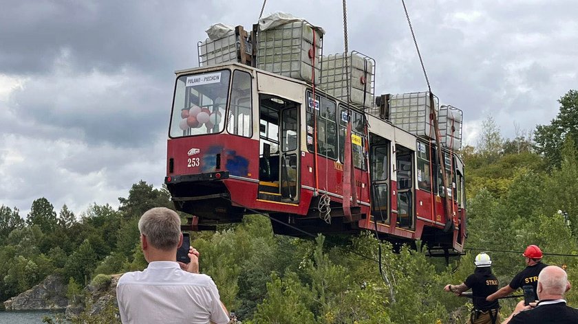 Utopili tramwaj w zbiorniku na terenie starego kamieniołomu