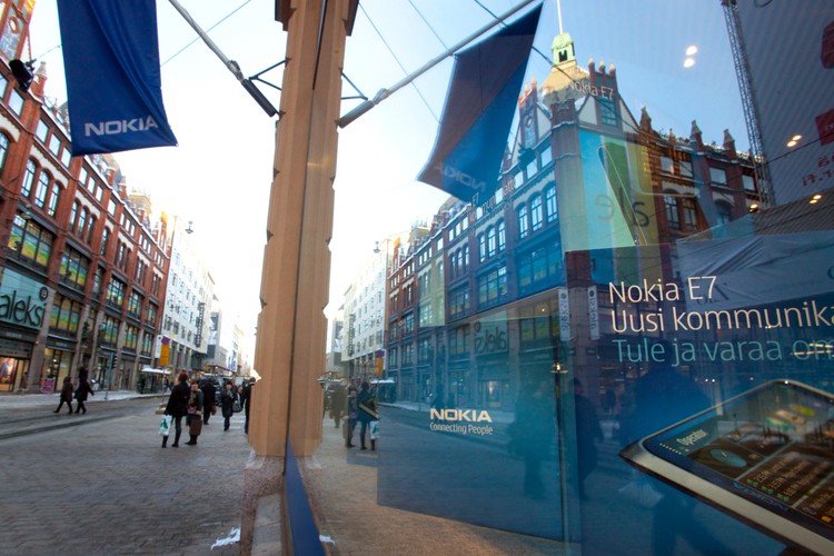 Upadek Nokii doprowadził także do tego, że Finlandia w październiku 2014 roku wypadła z elitarnego klubu krajów z najwyższym ratingiem kredytowym AAA. Ówczesny premier Finlandii Alexander Stubb komentował wówczas, że „iPhone zabił Nokię, a iPad zabił fiński przemysł papierniczy”. Wniosek z fińskiej lekcji dla Europy jest taki, że duże, zdywersyfikowane gospodarki do przetrwania potrzebują więcej niż jednego cudu, takiego jak Nokia. Premier Finlandii zrozumiał przesłanie. Potraktował cięcie ratingu jak pobudkę i przyznał, że Finlandia musi przyspieszyć reformy strukturalne. Zadanie to jednak spadnie na obecnego premiera Finlandii Juha Sipilä <Br>

<a href='http://forsal.pl/artykuly/828443,finlandia-wykluczona-z-elitarnego-klubu-aaa-to-sygnal-alarmowy-dla-europy.html' style='color: blue'> Czytaj więcej o konsekwencjach obniżenia fińskiego ratingu </a><br>