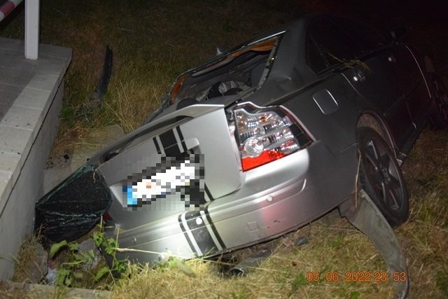 S autom skončil mimo cesty.
