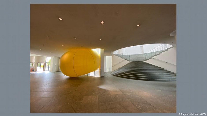 Rzeźba z powietrza, która zmienia przestrzeń: Instalacja "O.T." (Hans Hemmert / 2022)