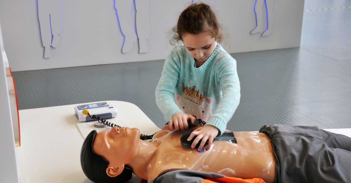 Ósmoklasiści uczą się ratować życie. Ruszyła XIII edycja programu „Umiem Pomóc”