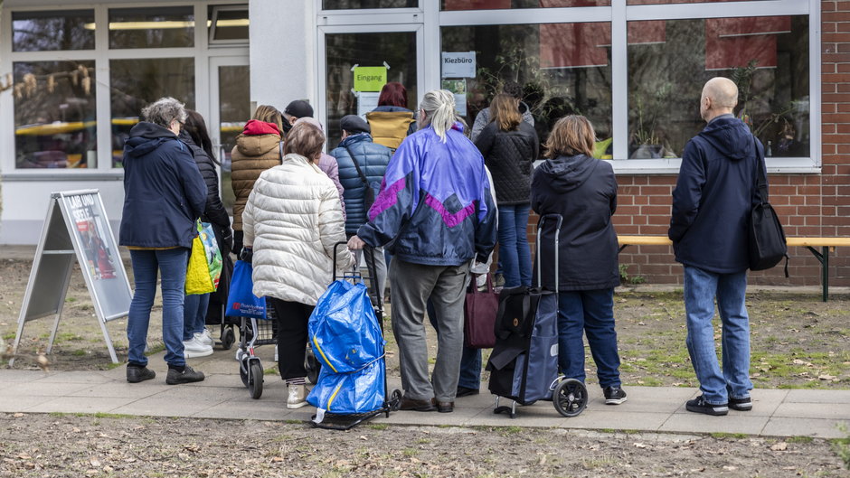 Kolejka przed bankiem żywności w Berlinie, 14 marca br.