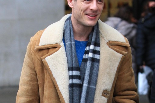 Grantchester and Happy Valley actor James Norton leaving BBC Radio One studios - London / IALA , kod: 185327-Xposure