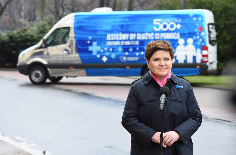 Premier Beata Szydło przed KPRM podczas konferencji prasowej inaugurującej działanie programu "Rodzina 500 plus"