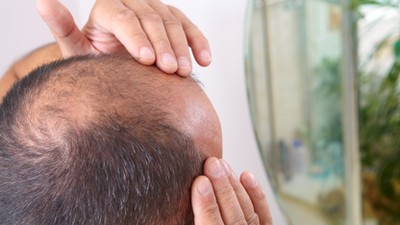 Ta tania golarka do głowy ma 8 obrotowych głowic tnących 360 stopni. Ogolisz też inne części ciała!