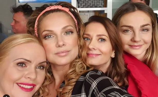 Małgorzata Socha, Joanna Liszowska, Anita Sokołowska i Magdalena Strużyńska na planie "Przyjaciółek"