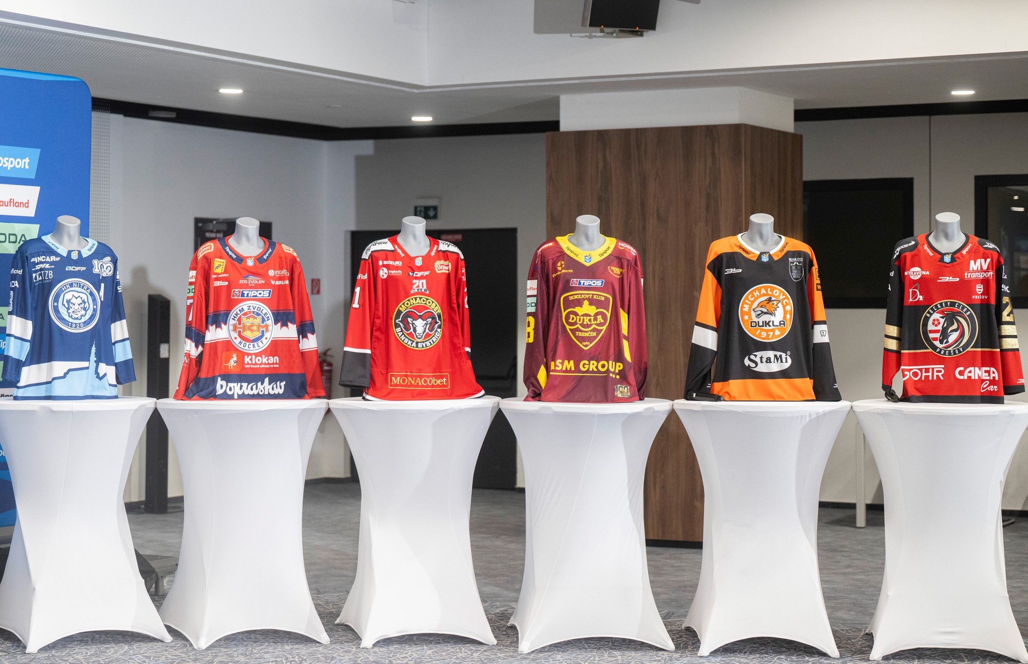 Domáce dresy hokejových tímov pre sezónu 2025/26 zľava HK Nitra, HKM Zvolen, HC Banská Bystrica, HK Dukla Trenčín, HK Dukla Michalovce a HC Prešov.