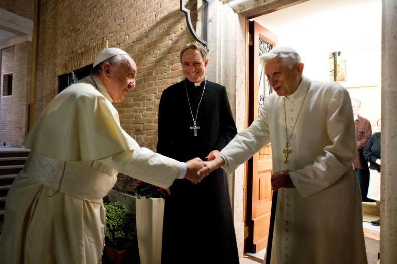 Papież Franciszek, Benedykt XVI i abp Georg Gänswein w Watykanie w 2013 r.
