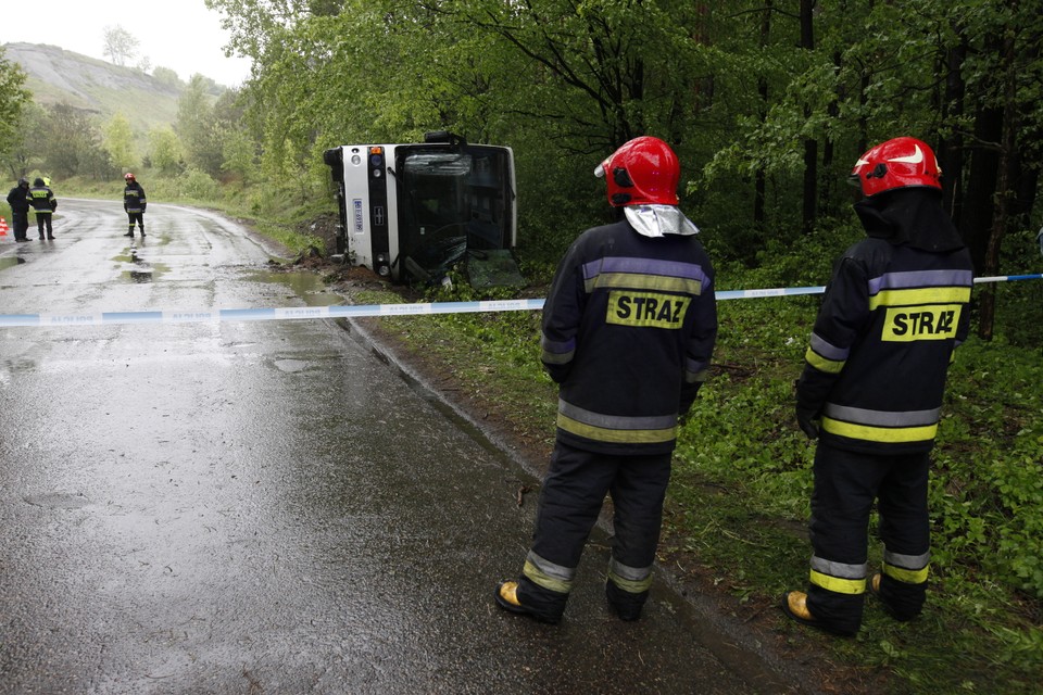 Wypadek autokaru z dziećmi