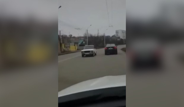 Lada vozi u nazad