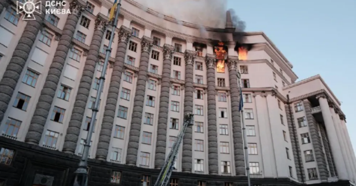 Uszkodzono budynek rządu w Kijowie. Ukraina pod ostrzałem. Rosja atakuje kraj rekordową liczbą dronów i rakiet