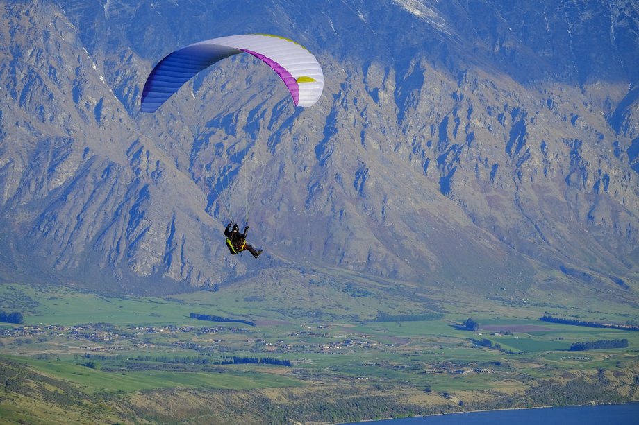 Przeleć na paralotni nad górami i wodą otaczającą malownicze miasto Queenstown w Nowej Zelandii.