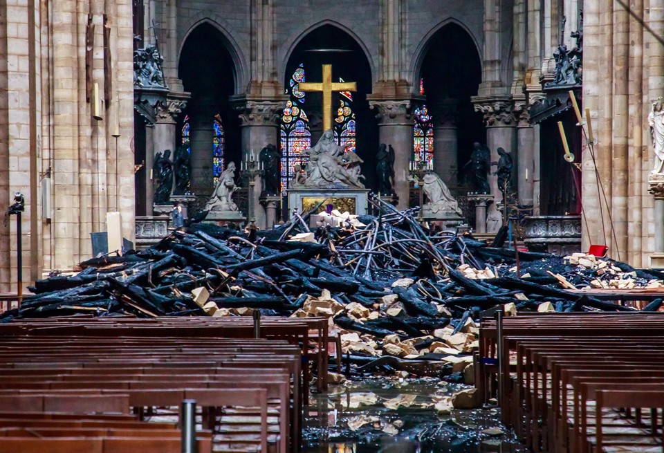 Zniszczenie po pożarze w Notre Dame