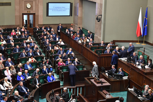 Posłowie na sali obrad Sejmu w Warszawie