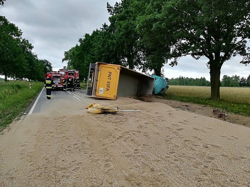 Makabryczny wypadek. Czołowe zderzenie osobówki z ciężarówką